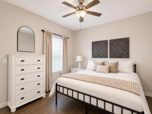 Crawfordville House | The Hamptons Coastal King Suite