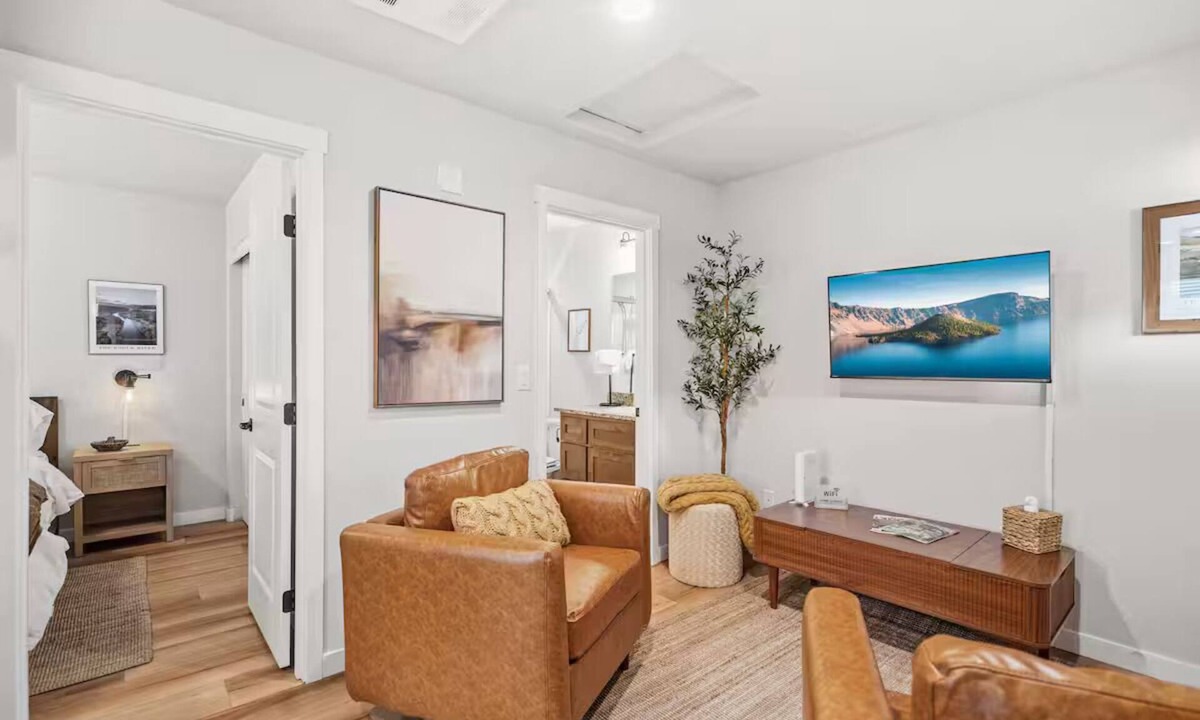 Central Point Apartment | The Peak Loft - Tesla EV Charger
