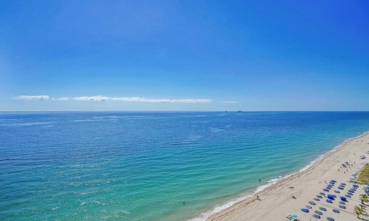 Bermuda Riviera Condo | The perfect 2 bedroom right on the beach