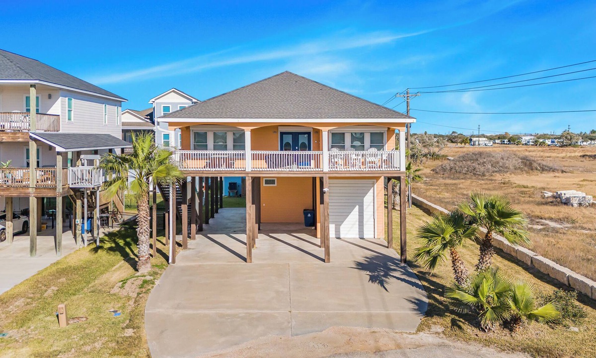 Port O Connor House | The Salty Marlin in Larry's Harbor POC 4 Bedrooms w/4 Full Bathrooms