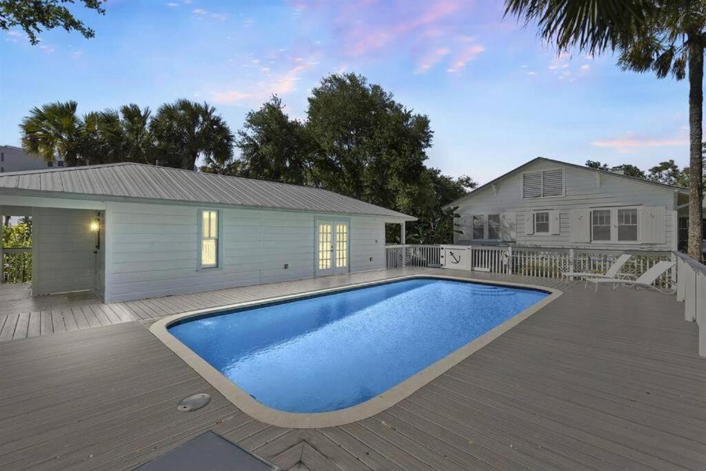 Stuart House | The Seaside Treasure Sparkling Pool w Guesthouse