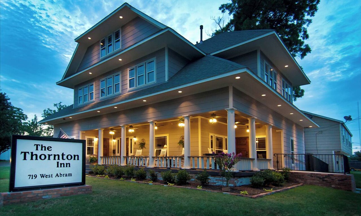 Central Arlington Hotel | The Thornton In - 2 Queens Beds Close to UTA and AT&T Stadium