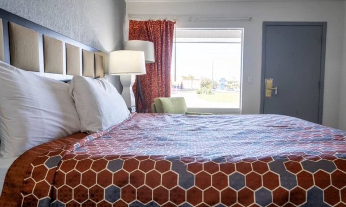 Ocala Hotel | The Ultimate Rest: King Bed, Modern Amenities, Free Parking