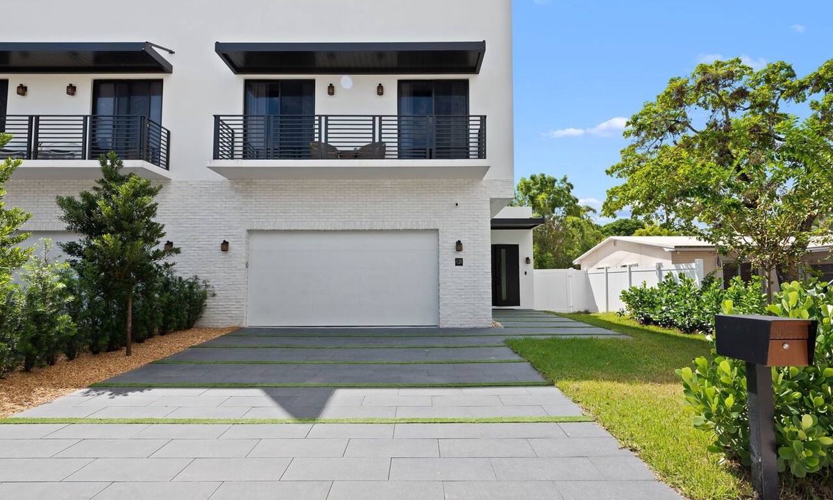 Tarpon River Villa | The View@FTL pool & rooftop jacuzzi