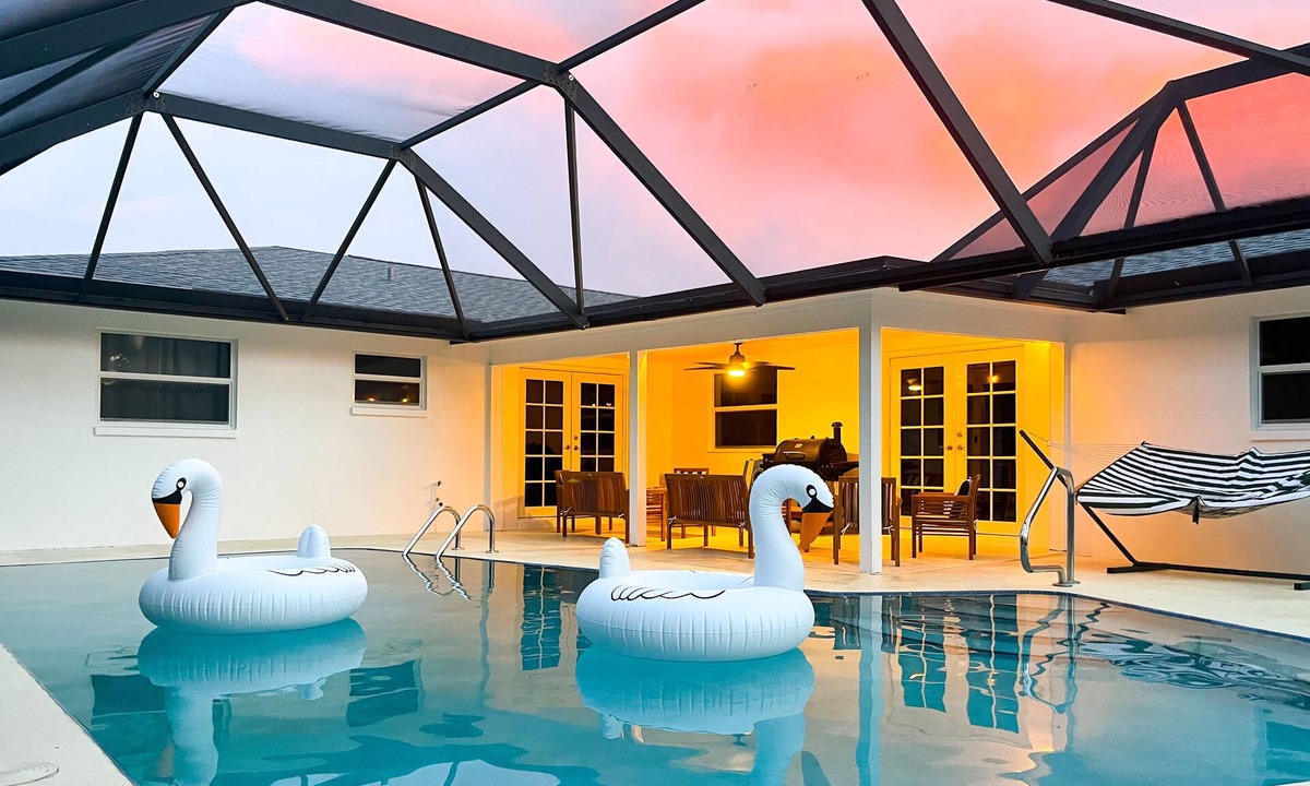 Hunt Club House | The White Swan - Golfers Family Oasis - Heated Pool Near Beaches