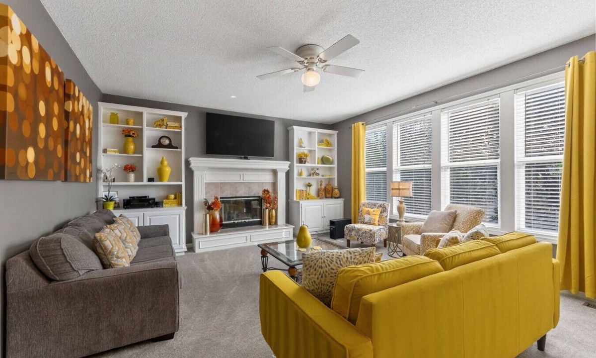 Liberty House | The Yellow House - hot tub, pool table, fire pit, 6 bedrooms