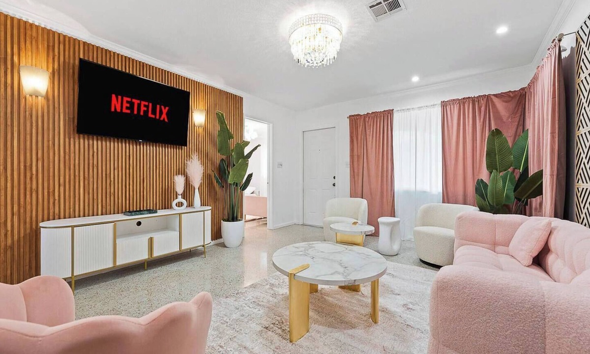 Coral Ridge Isles House | This house is a 2 bedroom(s), 2 bathrooms, located in Fort Lauderdale, FL.