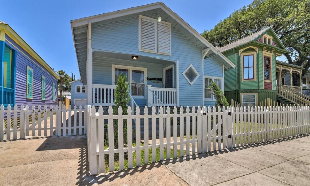 Galveston House | Three Bungalows to Spread out for Large Group or Family