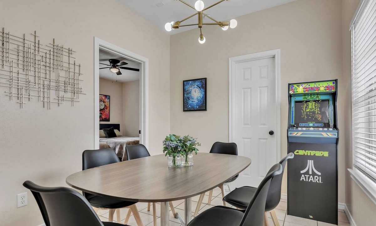 College Station House | TikTok: Walk to Texas A&M Campus, Sleep 8, 3BR/3BA