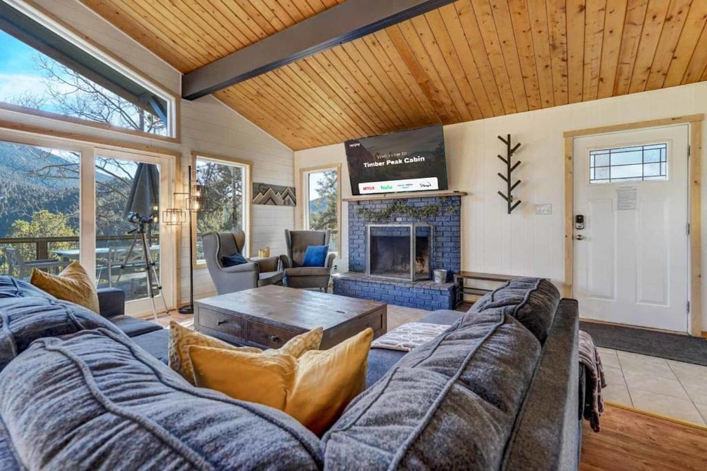 Spring Valley House | Timber Peak Cabin - Hot Tub BBQ Scenic Views