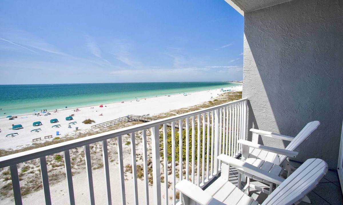 Treasure Island Condo | Top Floor Beachfront Couples Getaway: Beach, Pool, Tiki Bar, BBQ Tickets to Top Attractions Included