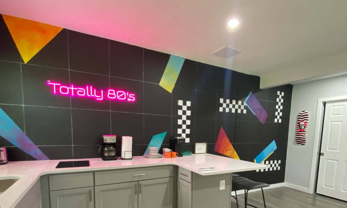 Sanford Apartment | Totally 80s!