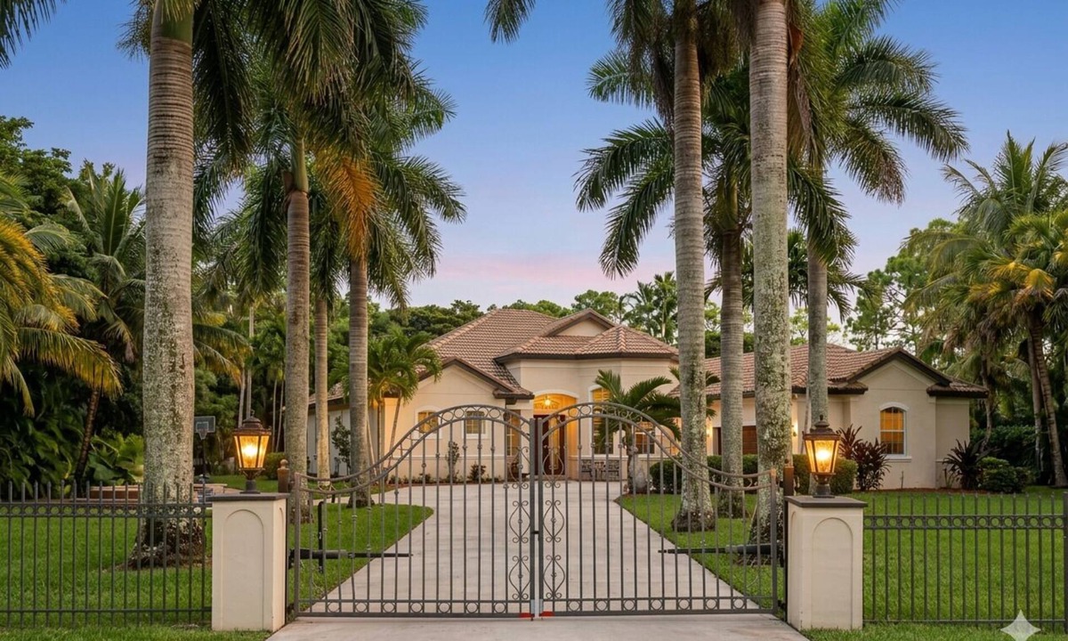 Hunt Club Villa | Tranquil 4-bedroom gated villa in The Acreage with pool and spa