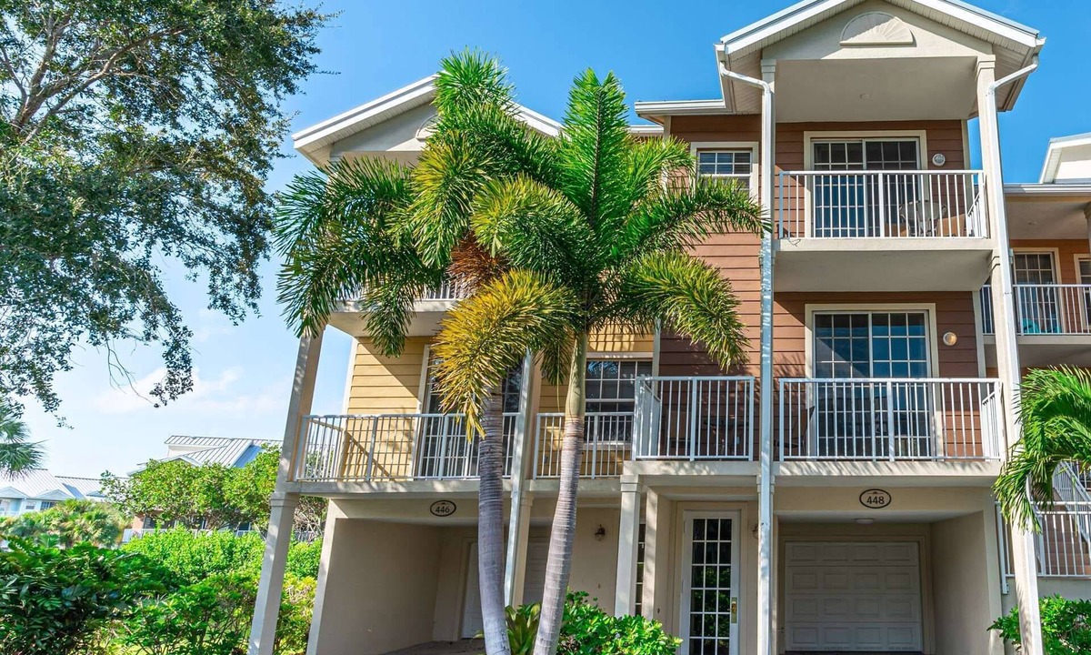 Ruskin House | Tranquil Waterfront Getaway in Little Harbor | 3-Bedroom Townhome |Exclusive Extended Stay Discounts