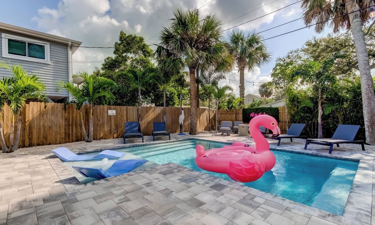 Indian Rocks Beach Cottage | Triplex- 1 Block to the Beach, Heated Pool ,Putt-Putt, bikes, games