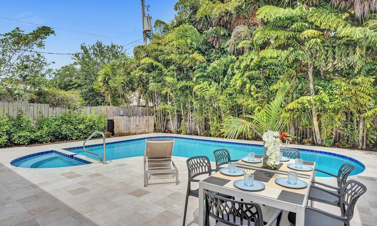 Coral Ridge House | Tropical 5 bedroom pool home