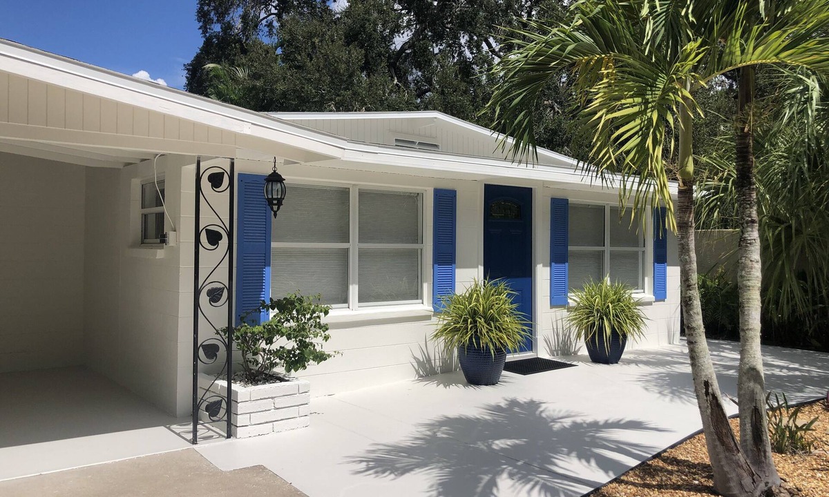 Alta Vista House | Tropical Downtown home close to all Sarasota attractions, Main St & Lido Beach