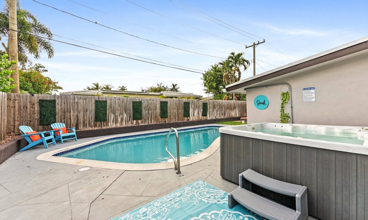 Coral Ridge Isles House | Tropical Grove Pool Villa + 5 Min to Beach