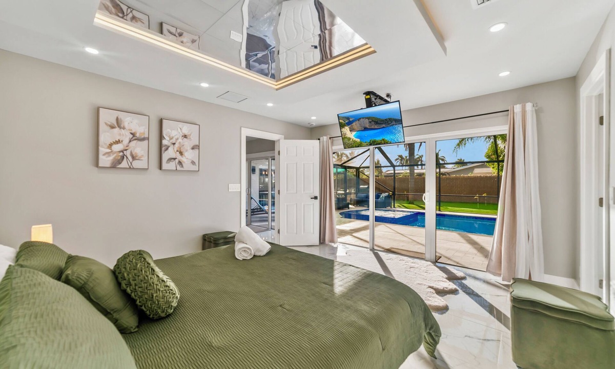 West Palm Beach Villa | Tropical Luxe Oasis with warm Pool,5 bedr 3 bath& Mini Golf, Impact Windows
