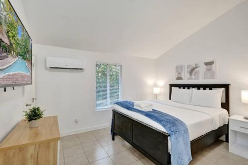 Sailboat Bend Hotel | Tropical Oasis Studio w Pool