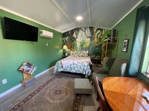 Lakeshore South House | Tropical Studio Retreat with Great WiFi and EV charging