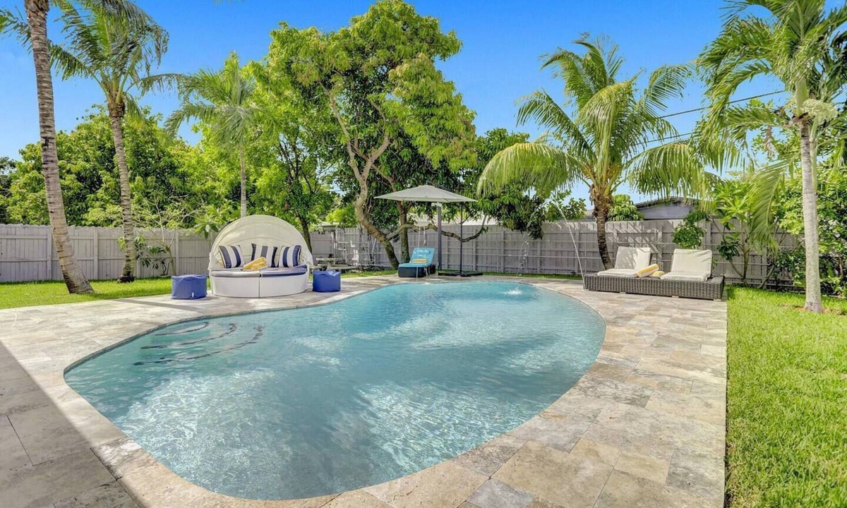 Driftwood Villa | Tropical Villa. feels like paradise. private, peaceful, and central to many stores.