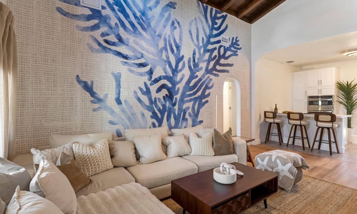 Northeast Miami Villa | Ultimate Miami Group Retreat | Sleeps 20 | Near Stadium, Beaches & Attractions