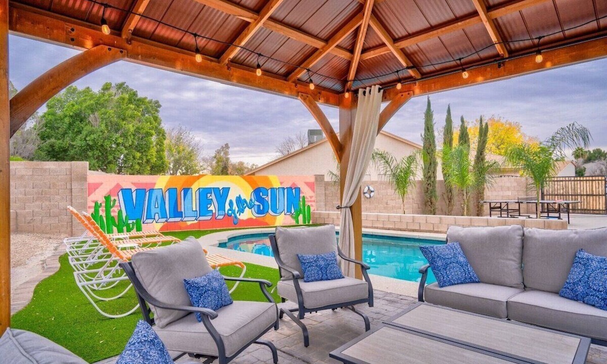 Glendale House | Ultimate PLAYcation Quick Walk to Stadium Pool Spa