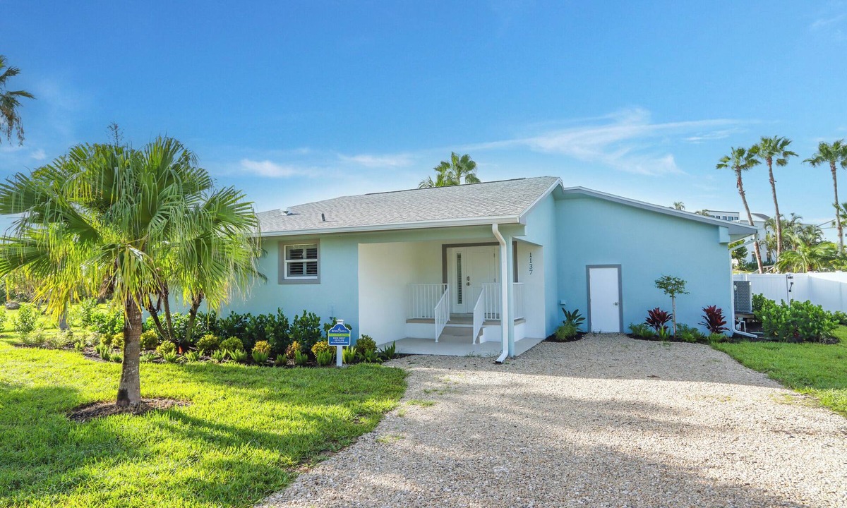 Sanibel House | Updated Three Bedroom Home, Short walk the Beach! Shell Basket 2