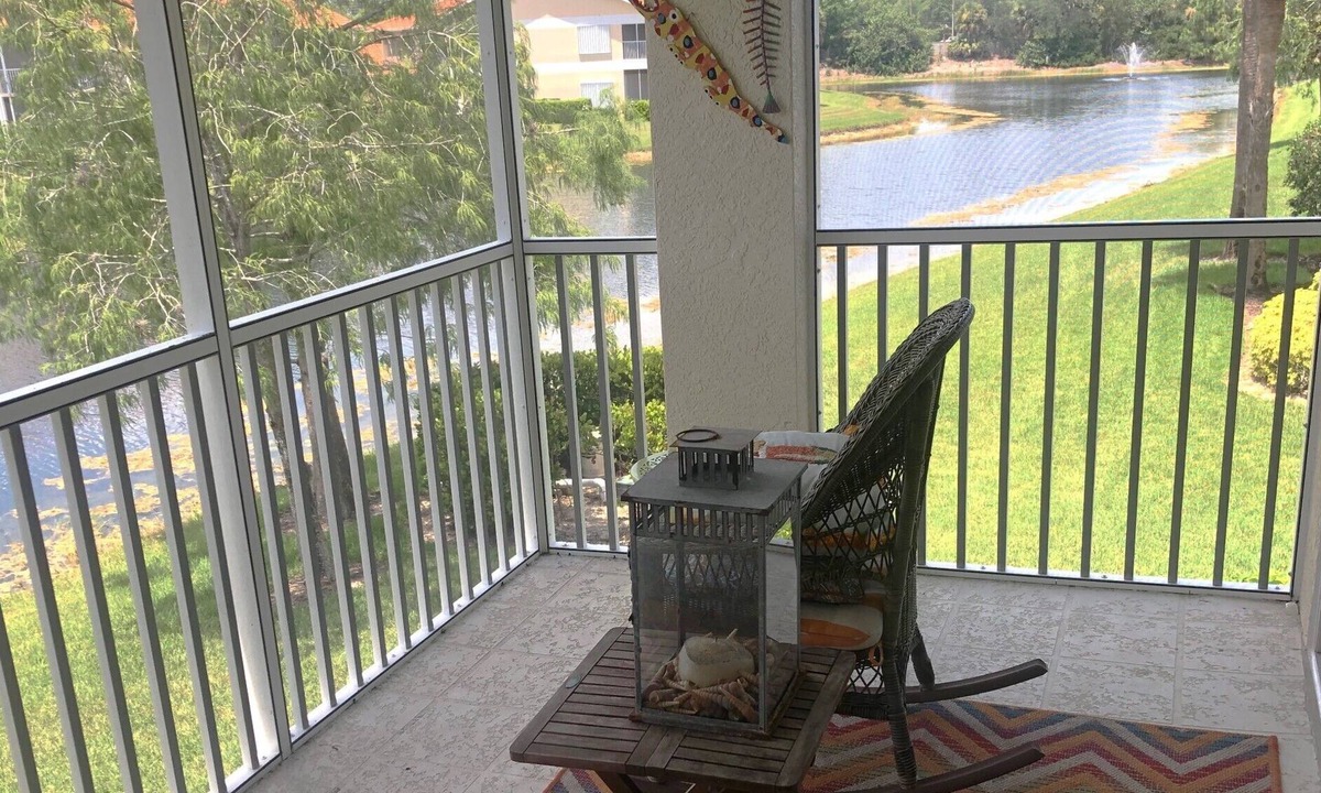 Willoughby Acres Condo | Upper level, end unit condo, 2+/2/0, near I-75 and Seed-To-Table.