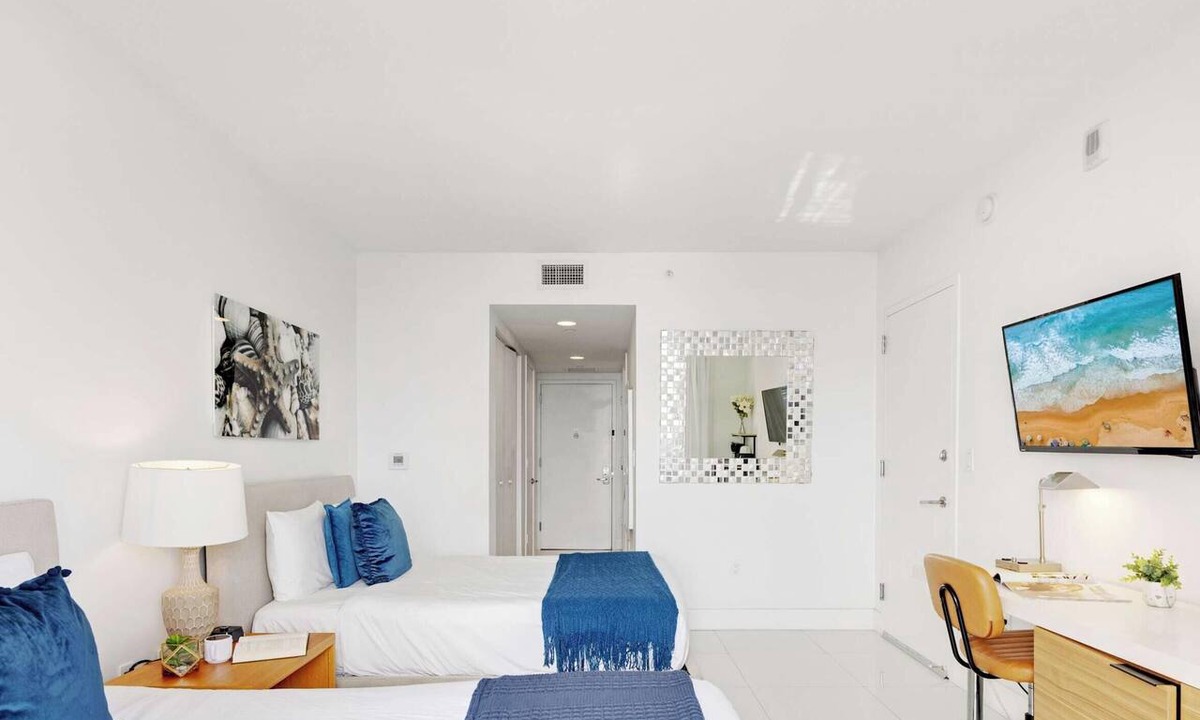 Hallandale Beach Apartment | Upper studio w/Balcony + Pool + Gym- Near Beach