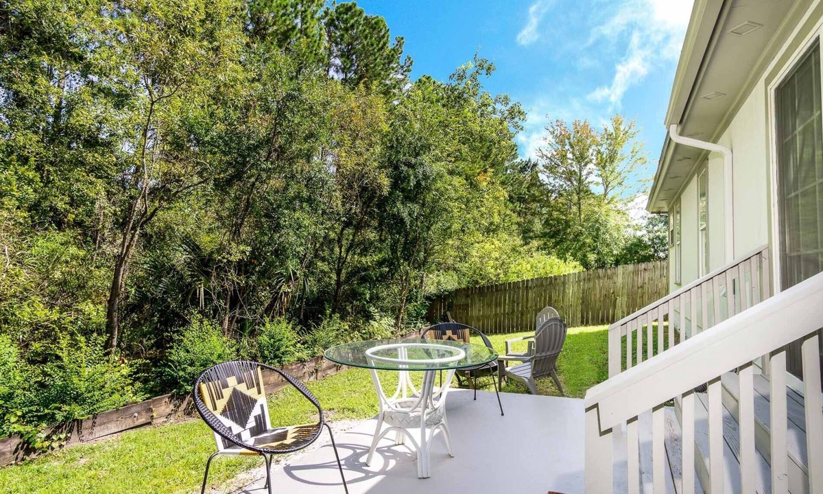 East Arlington House | Upscale~Modern~Pad. King~Sleeps 9~By Mayo&Beach~Pet