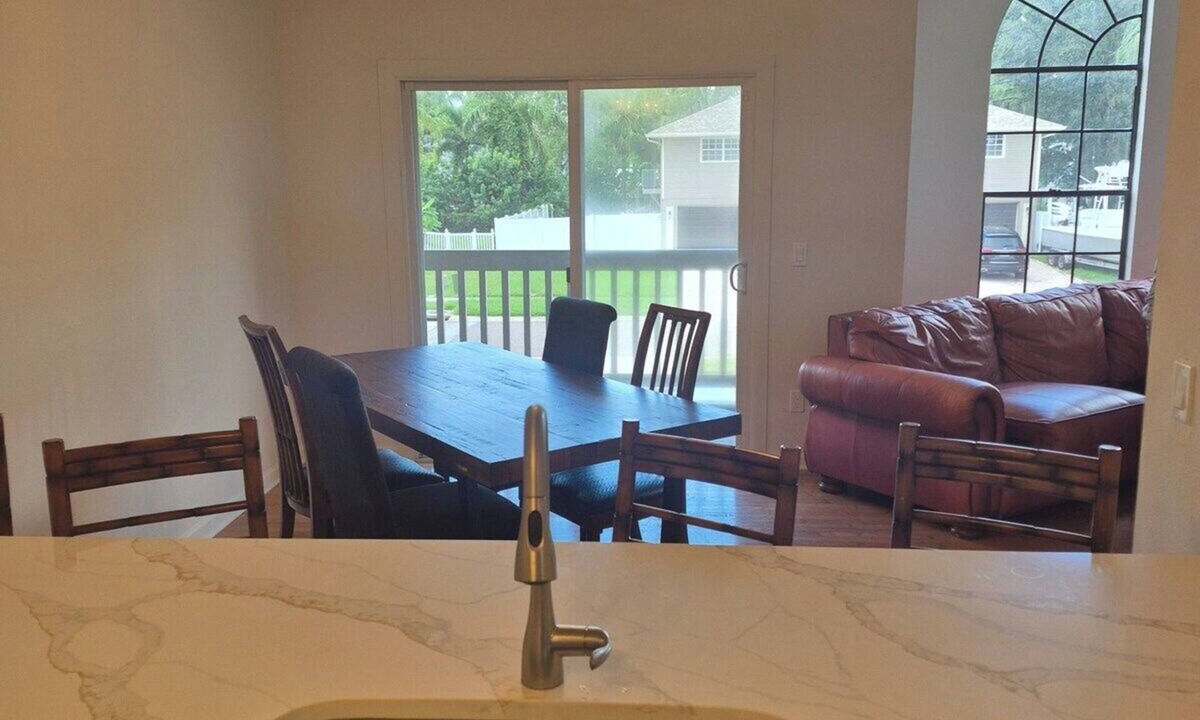 Ozona House | Upscale~Quiet~Close to everything~Book today!