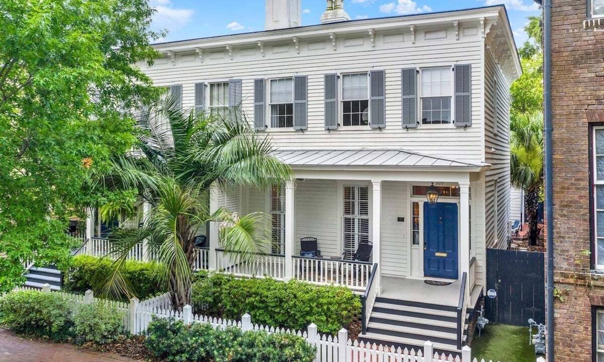 Savannah Victorian District House | Upscale Townhome + Carriage Savannah, Near Forsyth