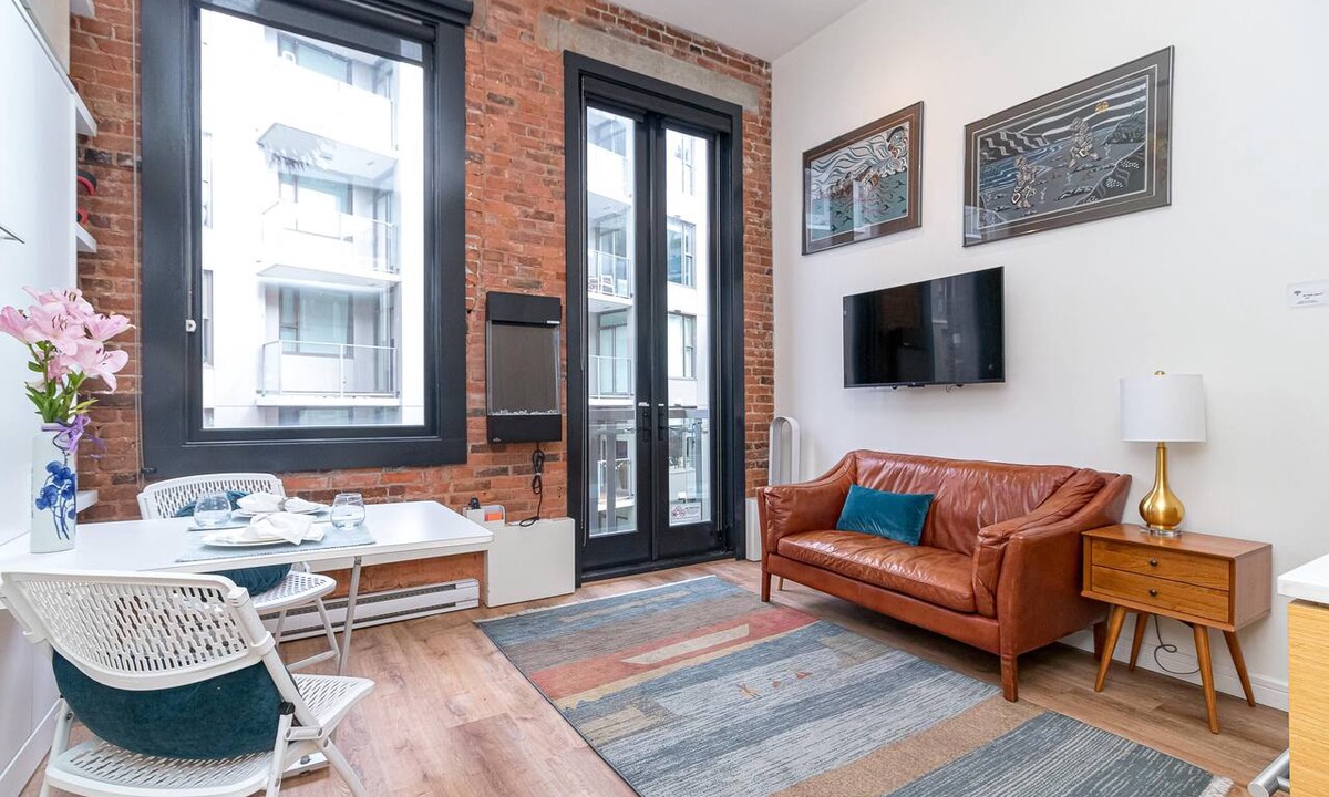 Almont Apartment | Chic Heritage Studio in Downtown Victoria