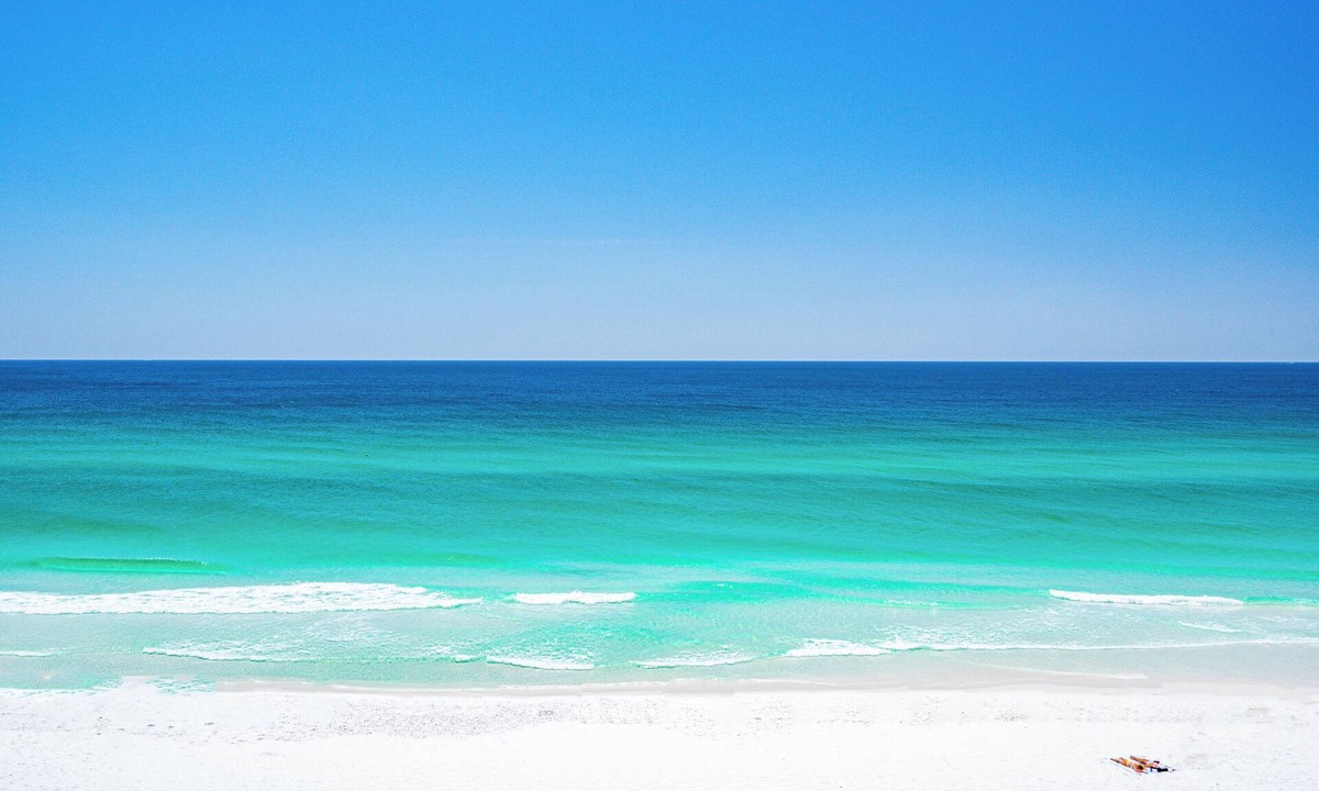 The Pines House | ✌️Vacay Vibes Beach Retreat! 👙 5 Minutes to the sand in Panama City Beach!🌴