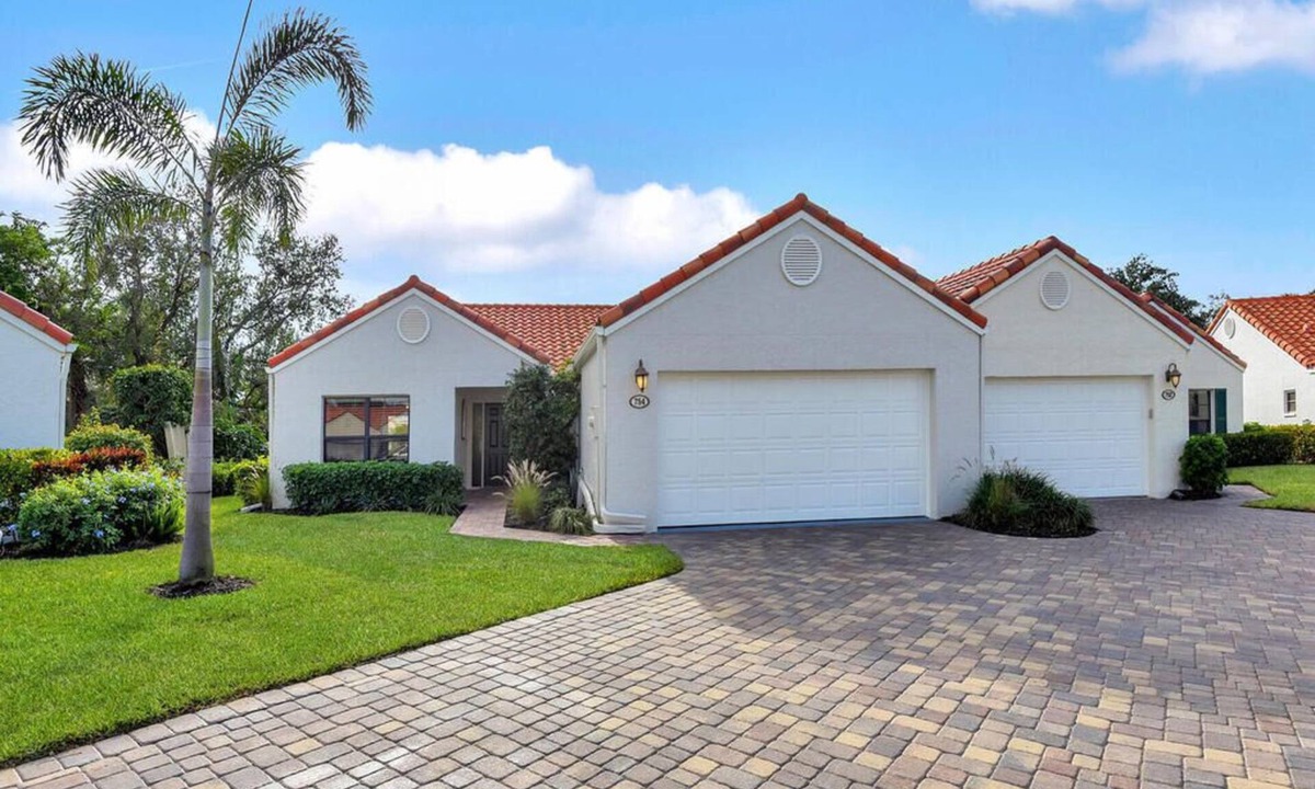 Pelican Bay House | Vanderbilt Beach Villa - Naples, FL