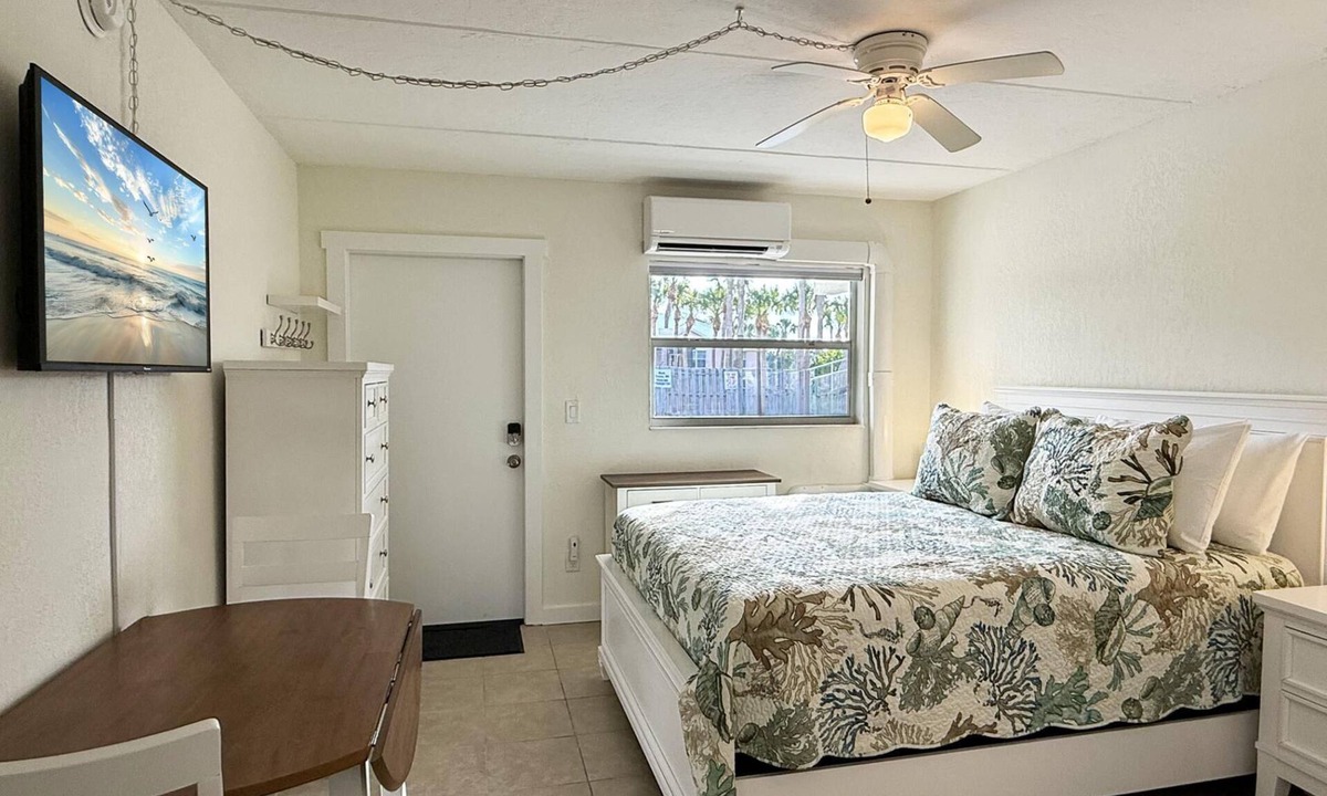Golden Beach Apartment | Venice Villas Studio – 2026 Remodel Poolside