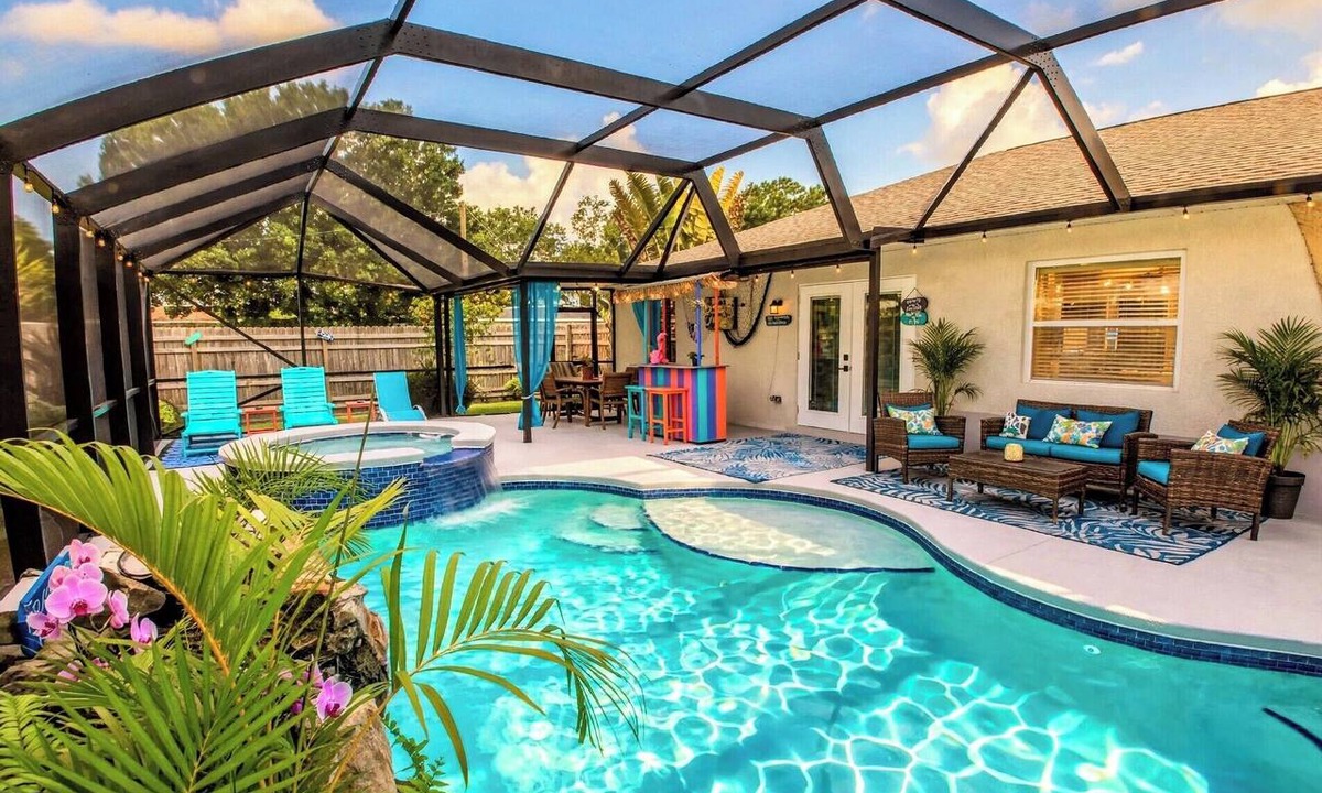 Vero Beach House | Vero Beach Oasis Heated Pool + Hot Tub Tiki Bar Pet-Friendly Near Beach