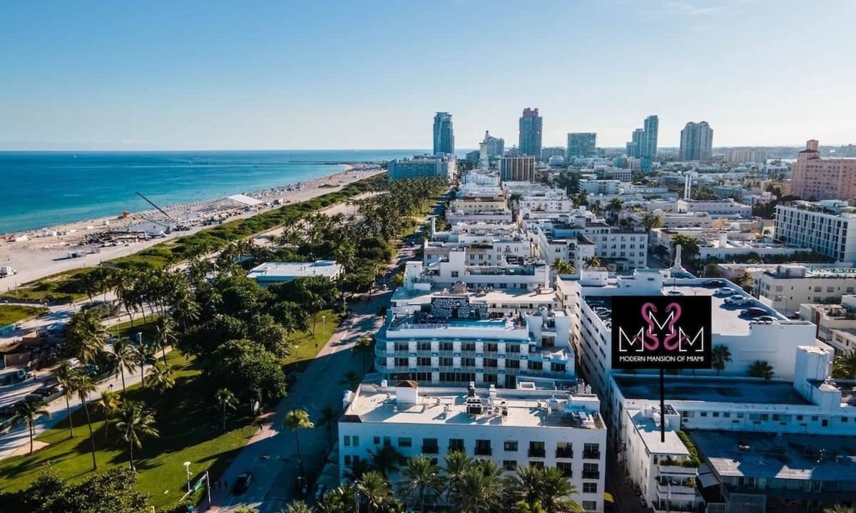 South Beach House | Versace Mansion Neighbor (Floor 1,2,3) Sleeps 21