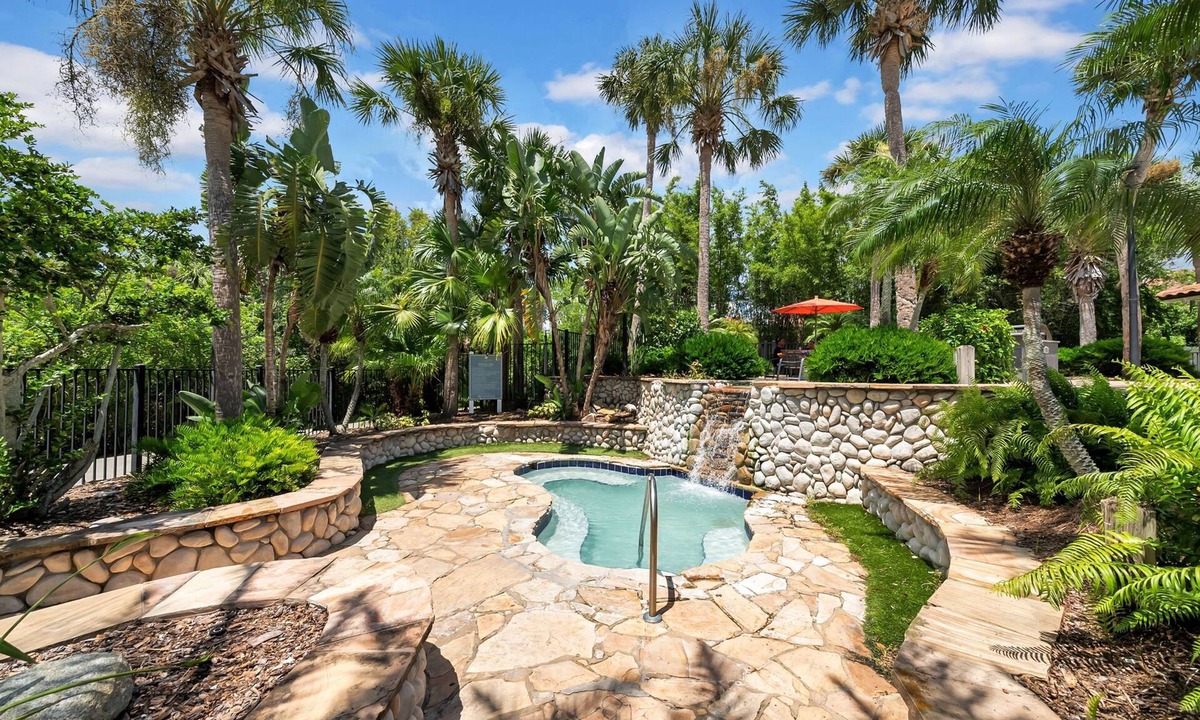 Tampa Apartment | Vibrant 2BR 2BA w King Bed Pool Gym 11