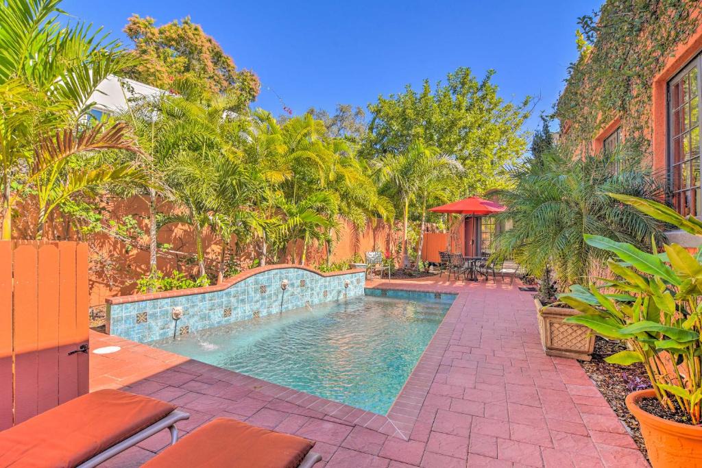 Indian Beach Sapphire Shores Apartment | Vibrant Sarasota Studio < 1 Mile from the Beach!