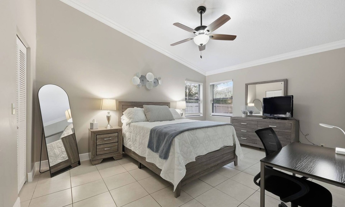 Greenview Shores House | Villa 10 mins to WEF ~ Fenced Yard ~ Pet Friendly