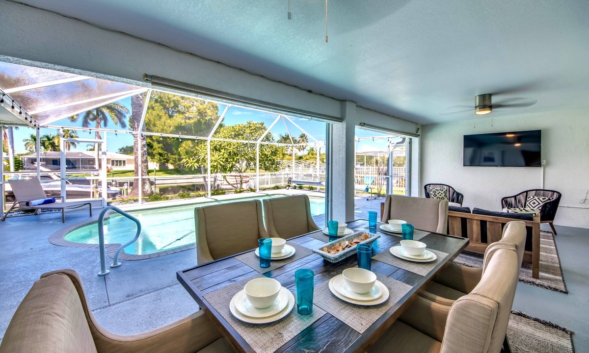Caloosahatchee Villa | Villa Sunset Hideaway - Stylish 4 BR/2 bath waterfront Villa with heated pool/bicycles