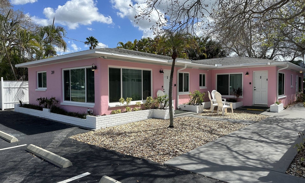 Indian Rocks Beach Apartment | Vintage Florida Beach Efficiency, 1 block to the beach!