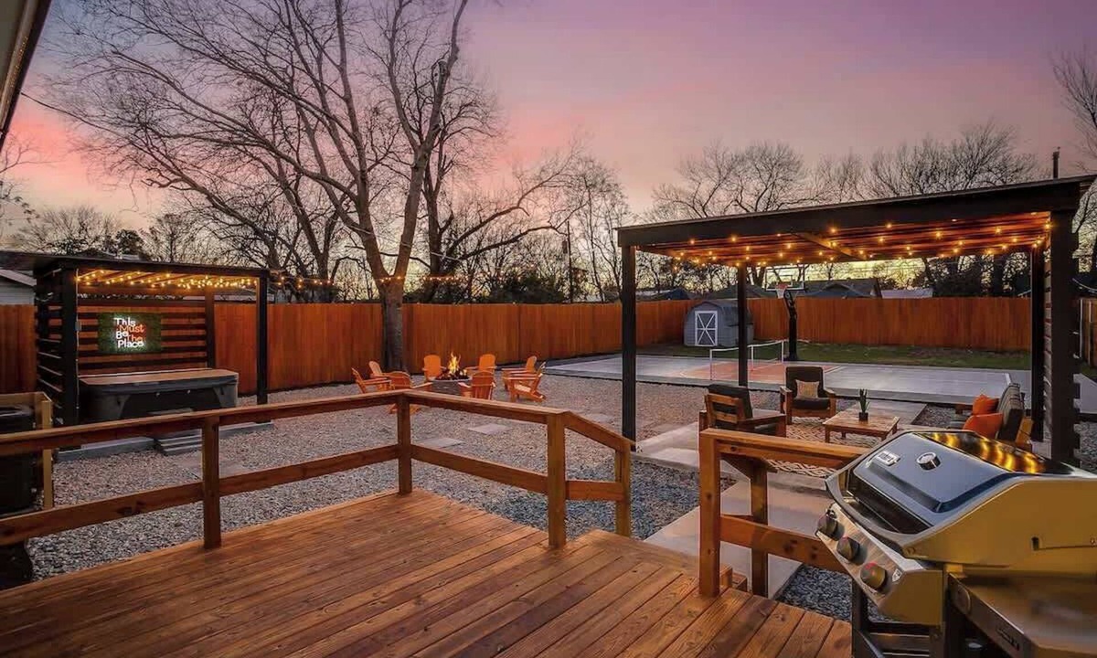 Central Arlington House | Walk to FIFA, AT&T, Globe Life | Pickleball, Hot Tub, Basketball