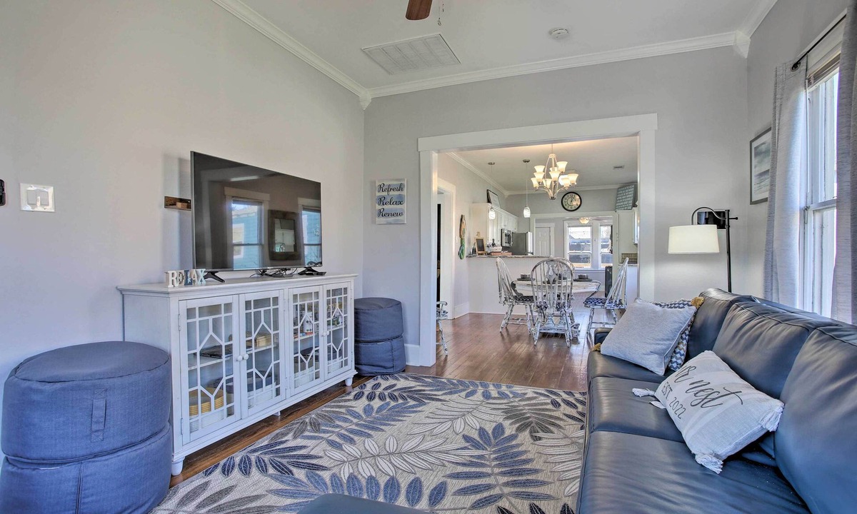 Galveston House | Walk to Restaurants: Getaway < 1 Mi to Seawall!