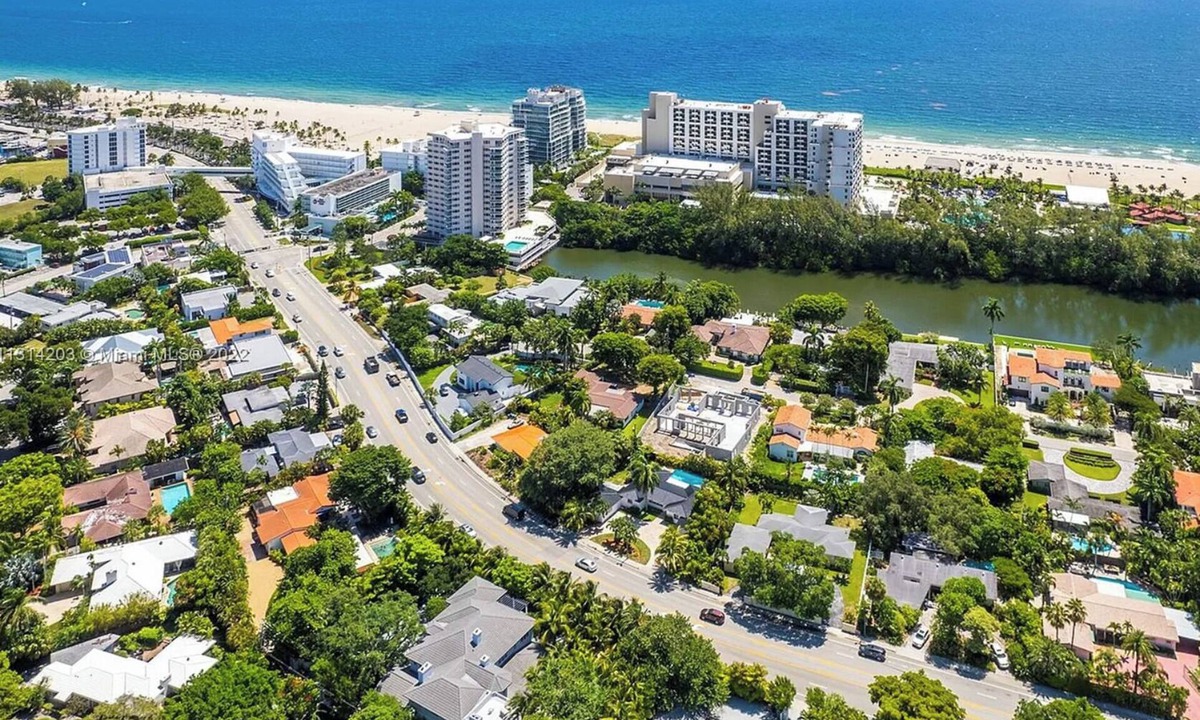 Harbor Beach House | Walk to the Beach - 5 bedrooms - Heated Pool - Prime Location close to Las Olas!