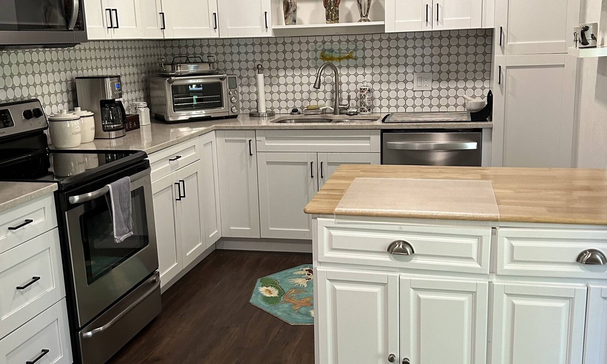 Lake Park Cottage | Walk to the beach! Dogs Welcome!
