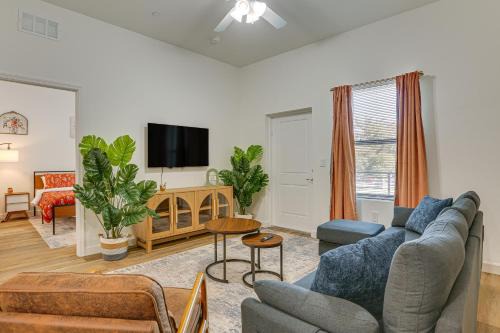 LaBelle Apartment | Walkable Downtown LaBelle Apt w/Private Balcony!